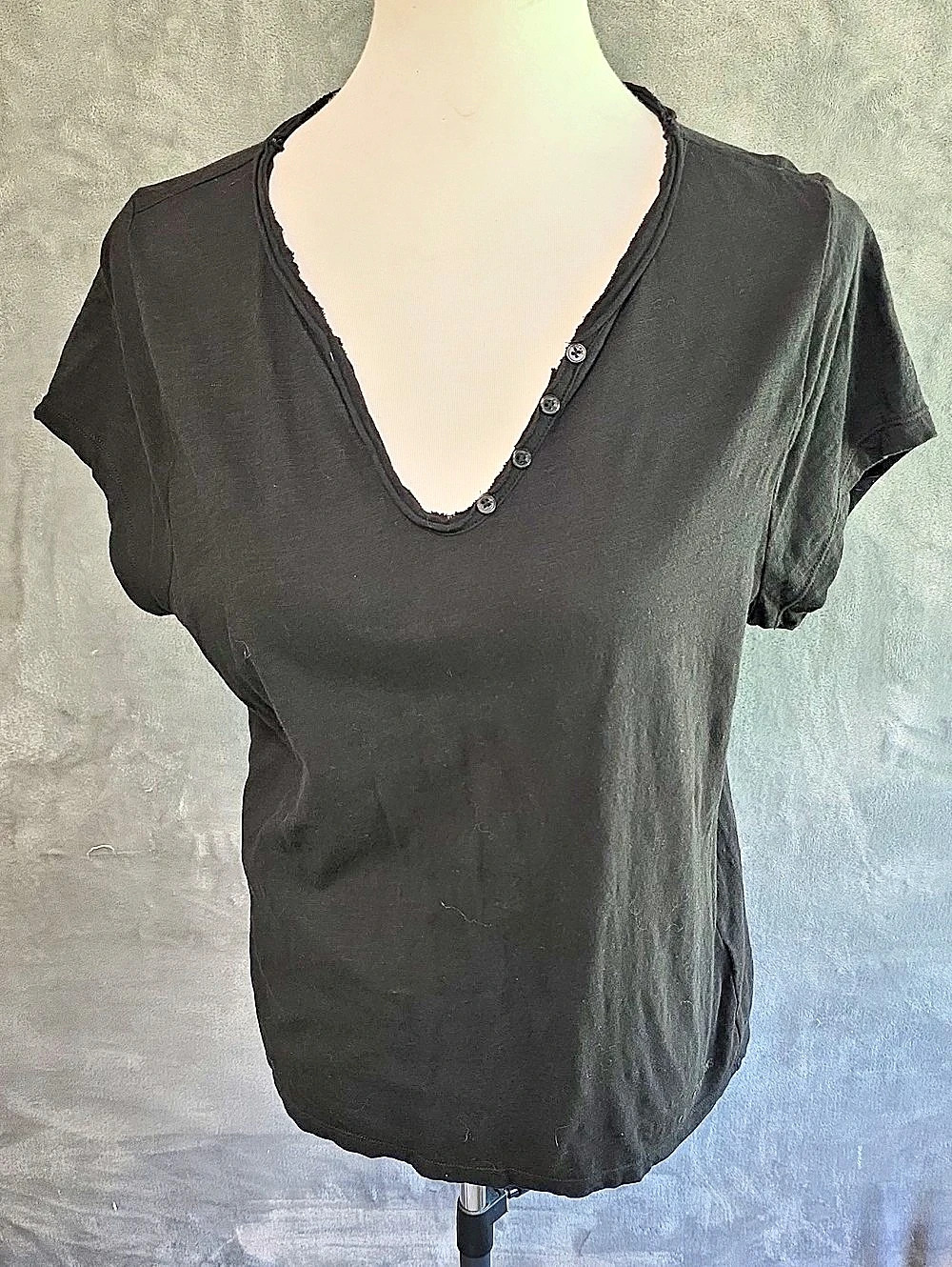 DKNY Jeans V-Neck Short Sleeve Cotton Tee Size Medium